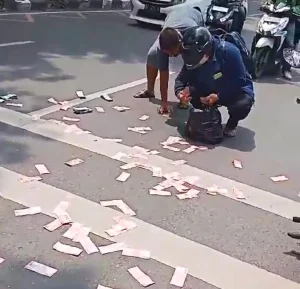Penampakan duit milik wanita di Depok yang dijambret berhamburan di jalan.