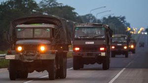 kendaraan-militer-melaju-di-sepanjang-jalan-di-provinsi-buriram-setelah-thailand-mengerahkan-jet-tempur-f-16-untuk-mengebom-ta-1753425768587_169