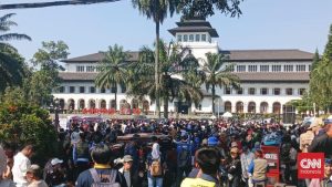 unjuk-rasa-solidaritas-para-pekerja-pariwisata-jawa-barat-1753076381193_169